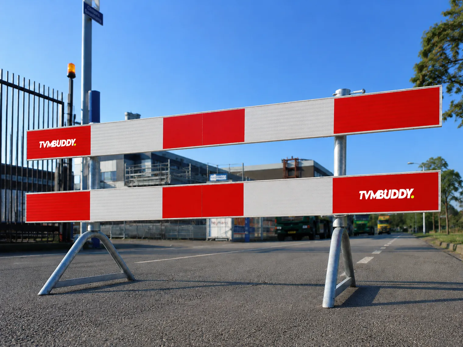 Rood-wit verkeershek met TVM Buddy-bord op de openbare weg bij wegwerkzaamheden